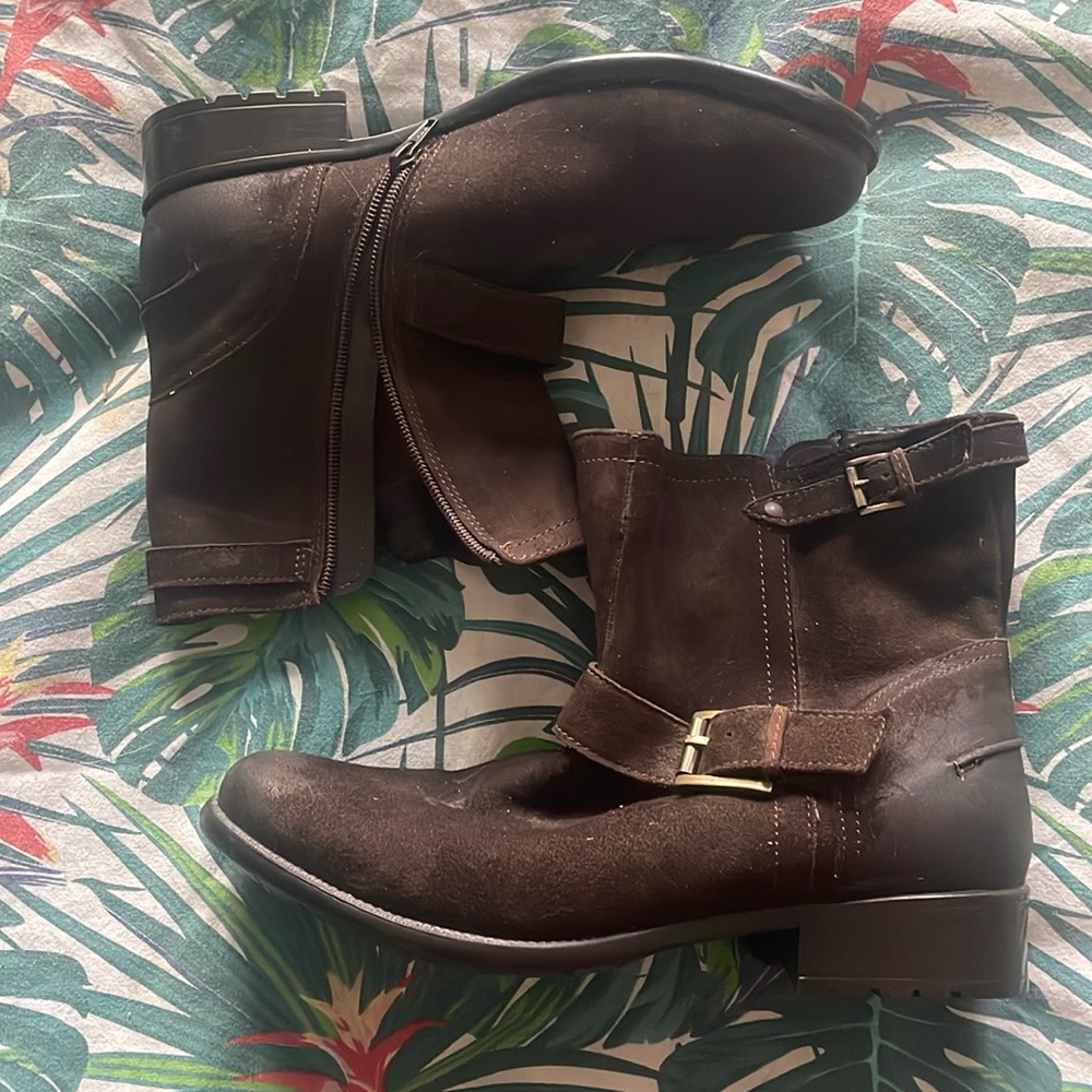 Clark’s leather boots 9.5 brown 1 inch heel like new